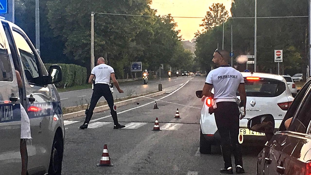 Pedone investito sulle strisce in via Solferino, i rilievi della polizia municipale (foto Toni)