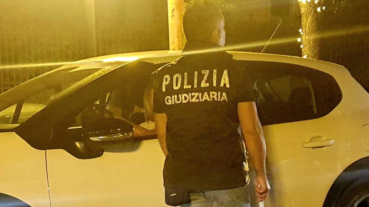 Il mezzo, poi sequestrato, era utilizzato per il confenzionamento e la vendita. Blitz della polizia locale a Viserba: in manette un pusher di 58 anni.