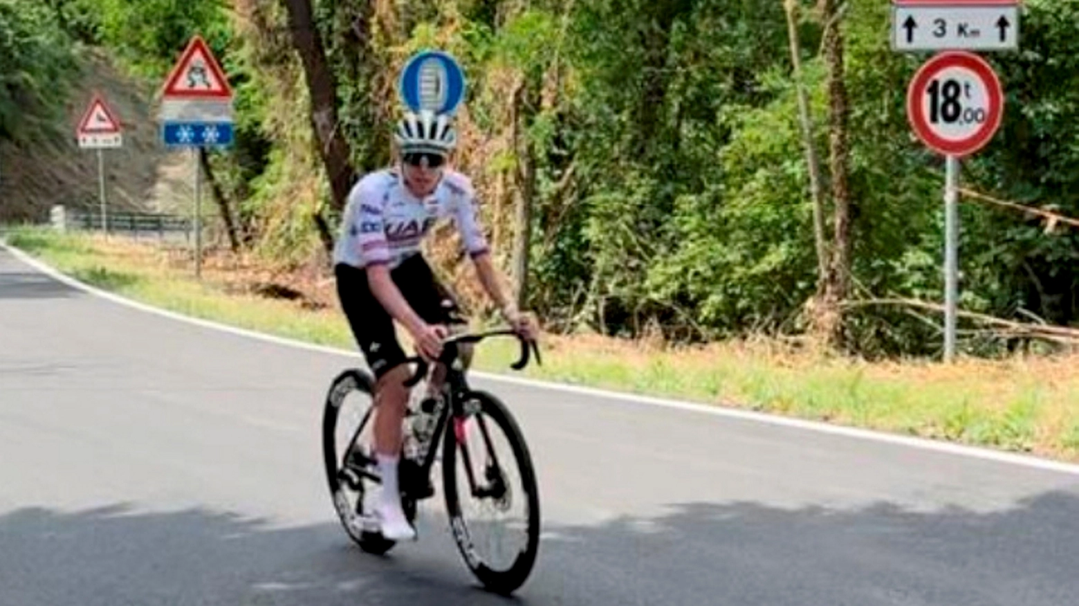 Il vincitore del Giro d'Italia 2024 Tadej Pogacar ha percorso la salita del Barbotto in vista del Tour de France 2024