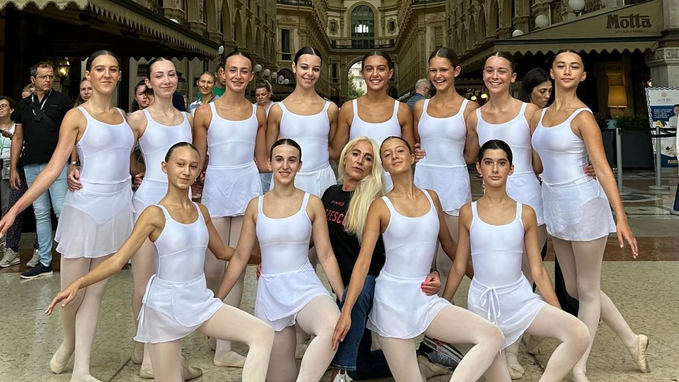 "Ballo in Bianco" con Roberto Bolle. Show in piazza Duomo a Milano