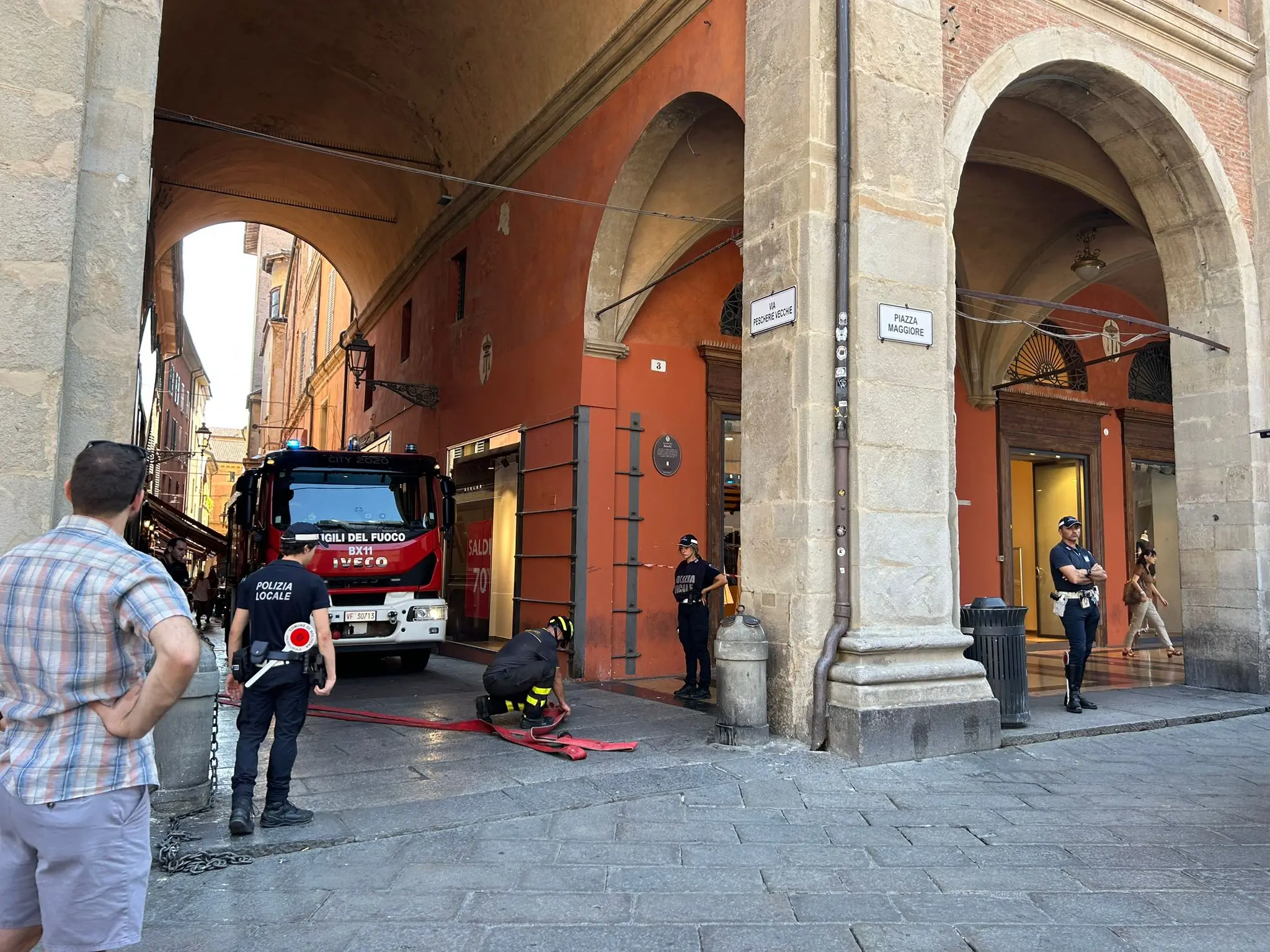 Incendio a Bologna, fuoco nelle cantine del Quadrilatero