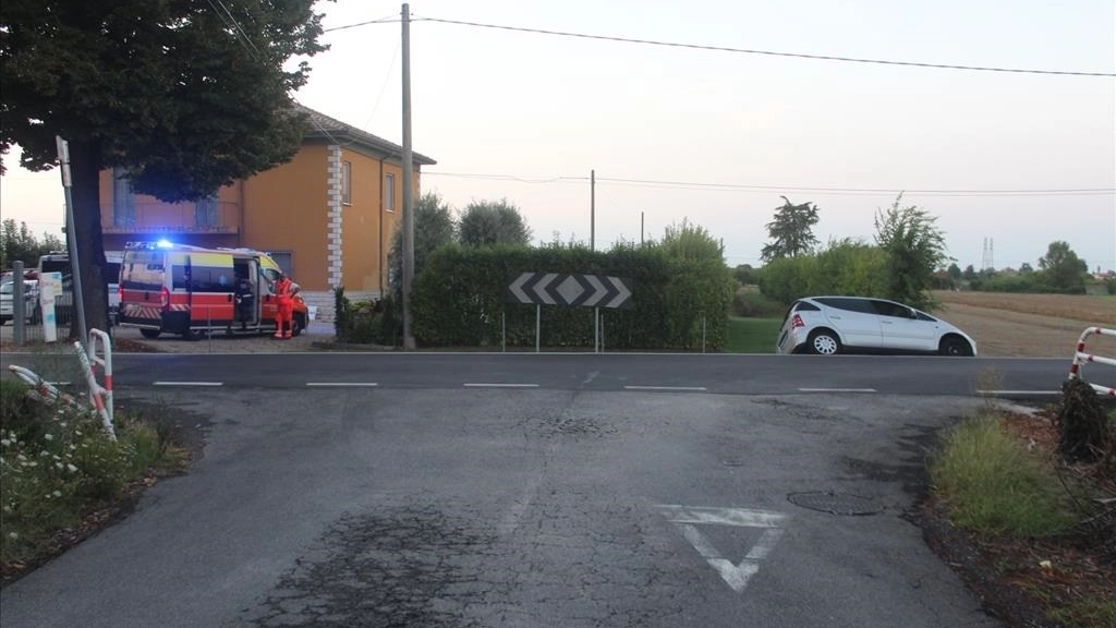 L'uomo è finito con l'auto in un fosso stradale