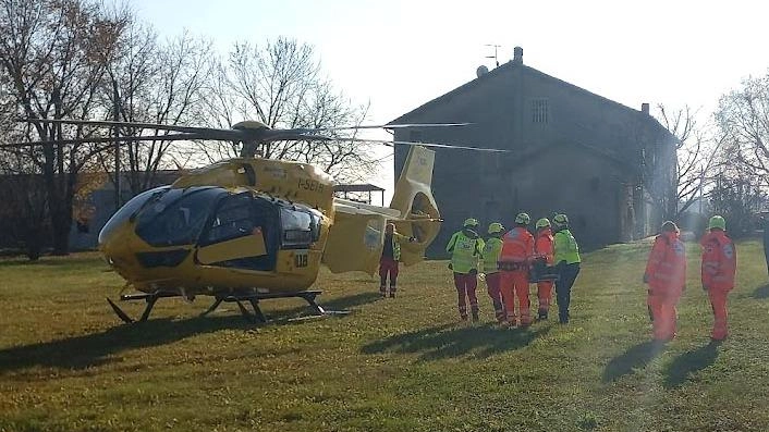 L’incidente ieri alle 13 sulla ex Statale 63. I testimoni: "Ho visto la macchina girare su sé stessa, poi è finita dritto contro il tir"