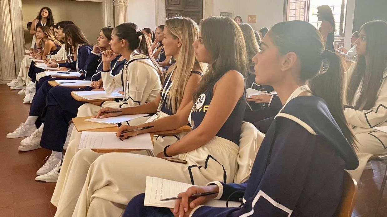 Le 40 finaliste dell’edizione 2004 di Miss Italia ieri mattina seguono attente la lezione sull’arte che si sta svolgendo a Palazzo Albani