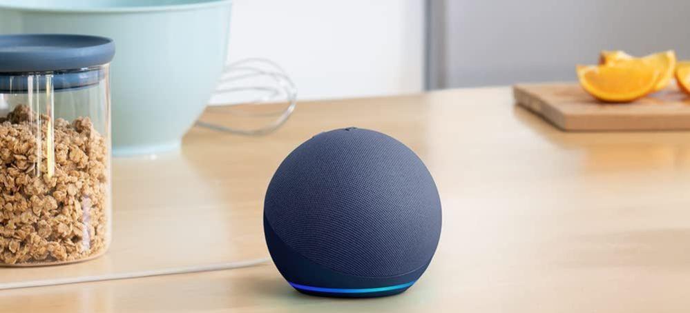 Echo Dot di 5° generazione con lampadina LED smart a meno di 80€ su Amazon