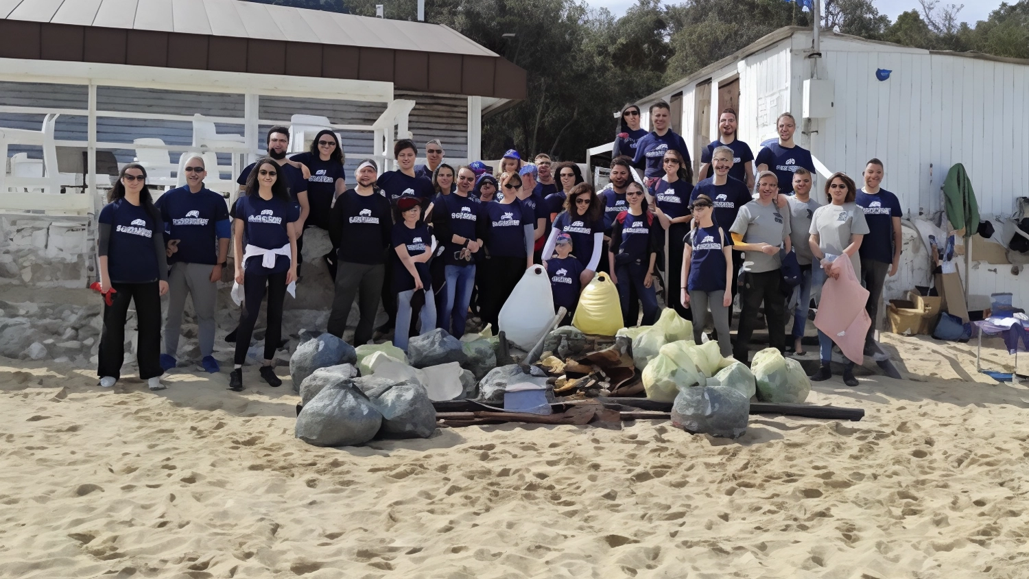 Plastic Free, i detenuti ripuliscono la spiaggia di Portonovo