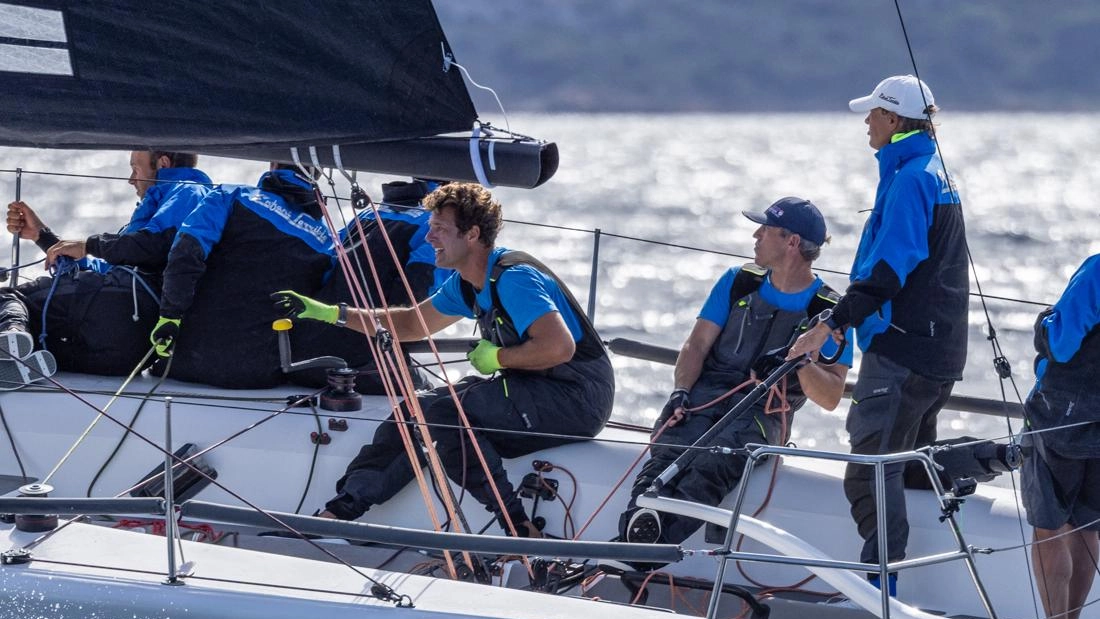 Alberto Rossi e il suo team Enfant Terrible-Adria Ferries dominano il Mondiale di vela classe Melges 32 a Puntaldia, Sardegna, con due primi posti e un secondo. Con condizioni meteo favorevoli, mantengono il comando con 8 punti di vantaggio. Ultima giornata decisiva in arrivo.