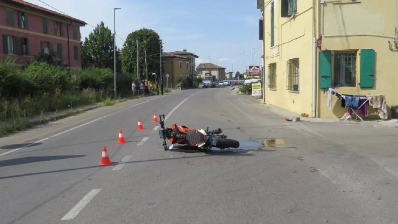 San Pietro in Casale (Bologna): una 31enne in moto viene sbalzata al suolo dopo un incidente con un'auto