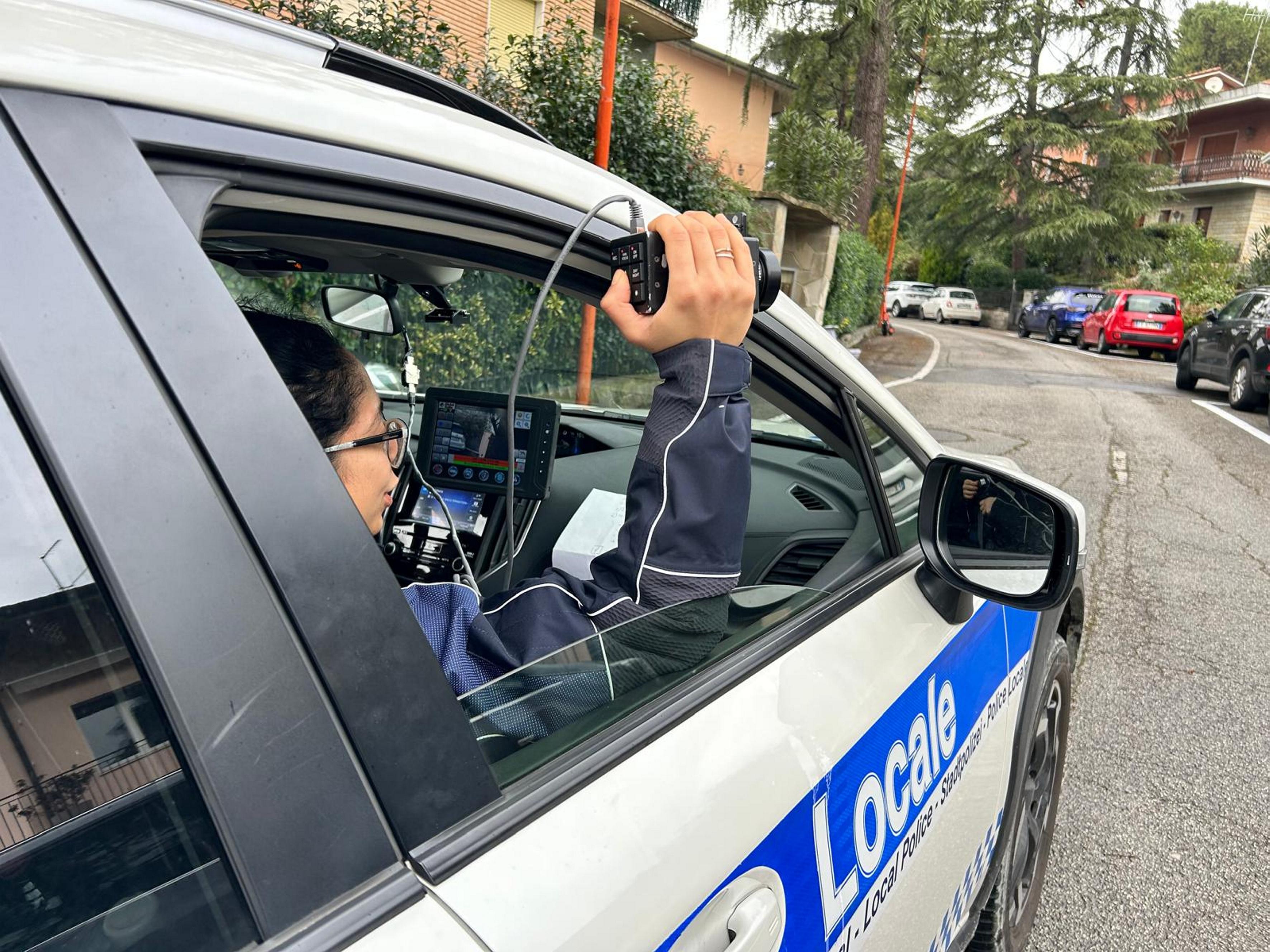 Sosta selvaggia a Cesena: multe con le foto fatte dall’auto dei vigili