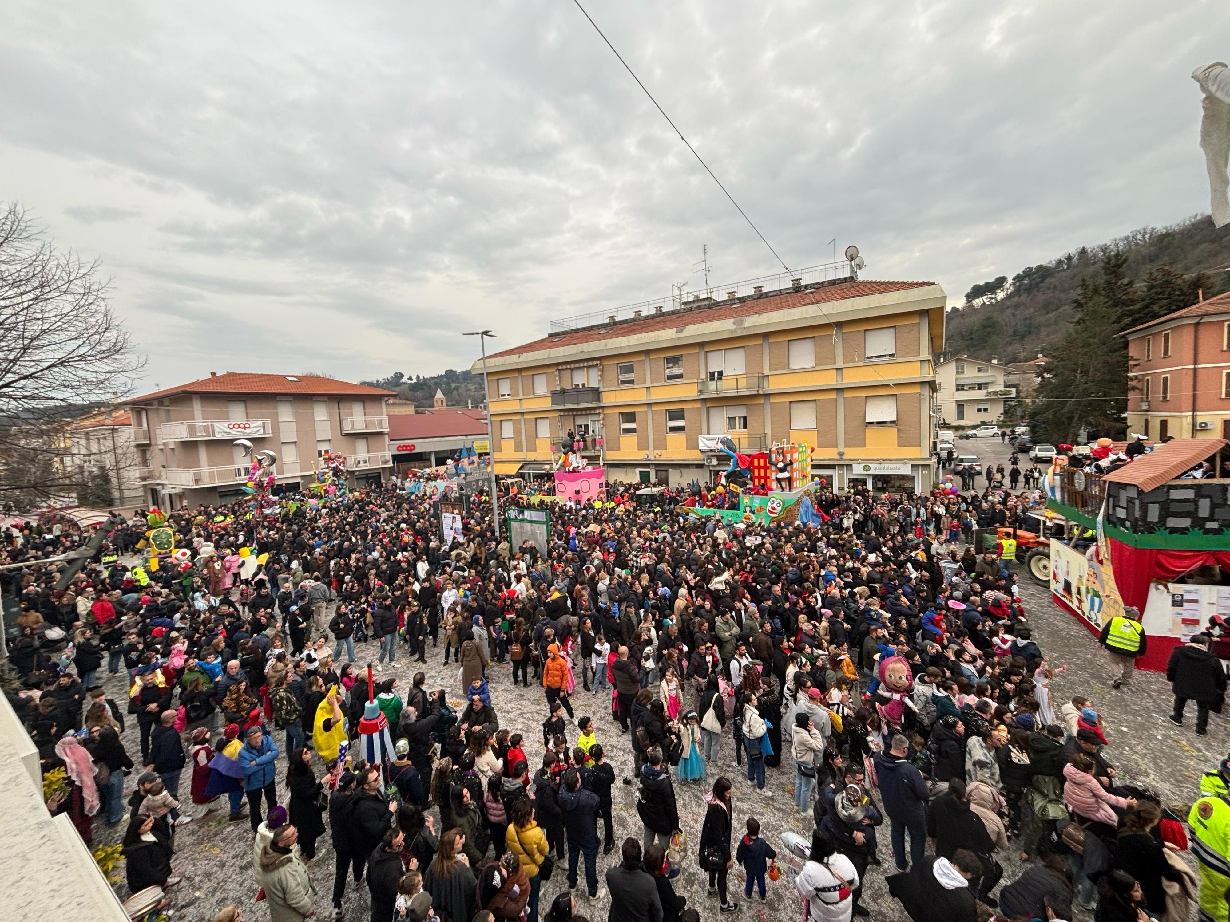 Villa Fastiggi non delude: gran folla al Carnevale anche se è Quaresima. E volano uova di Pasqua