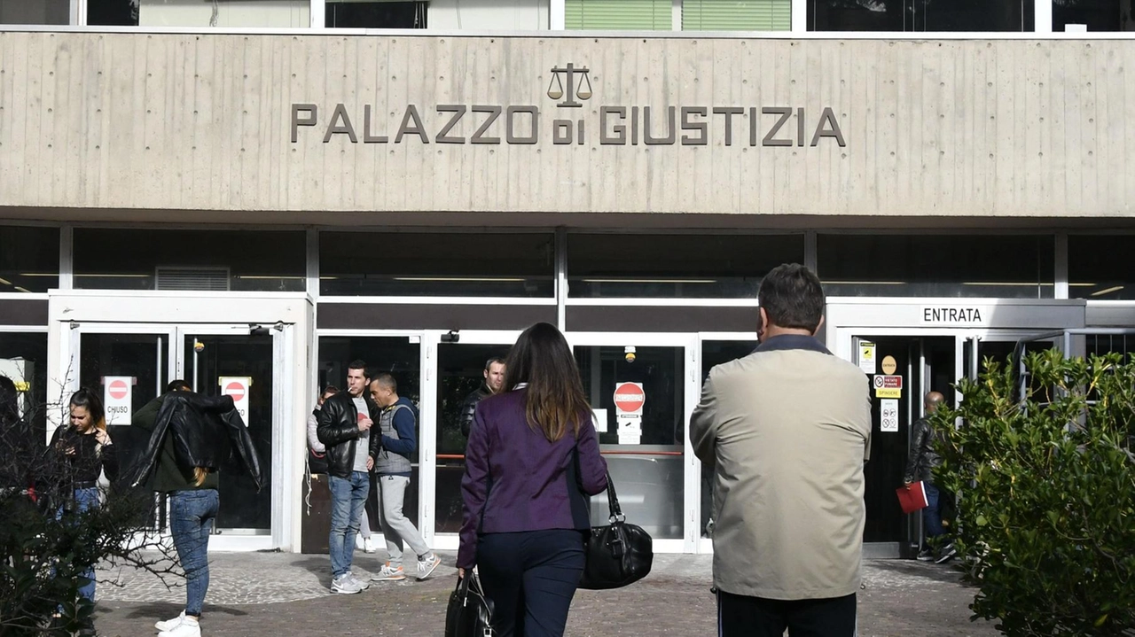 I fatti sarebbero avvenuti a Potenza Picena, dove la donna si era rifugiata.