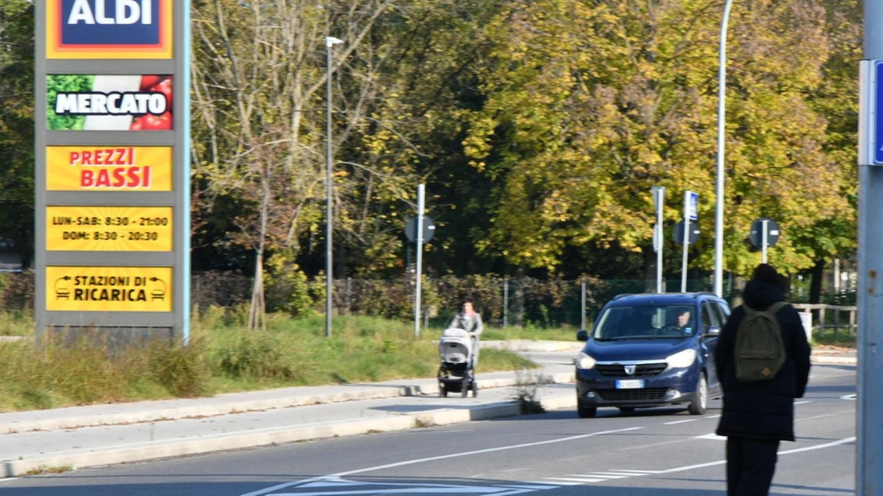 Viaggio in una delle strade cittadine più congestionate, assieme alle vie limitrofe. Zattini (Confcommercio): "Speculazione immobiliare, installare altre centraline di Arpae".