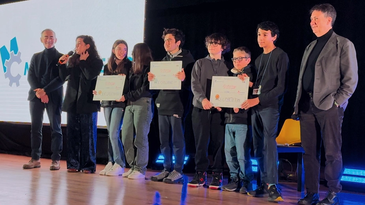 Le classi vincitrici durante la premiazione. avvenuta al palazzetto dello sport di Lizzano in Belvedere