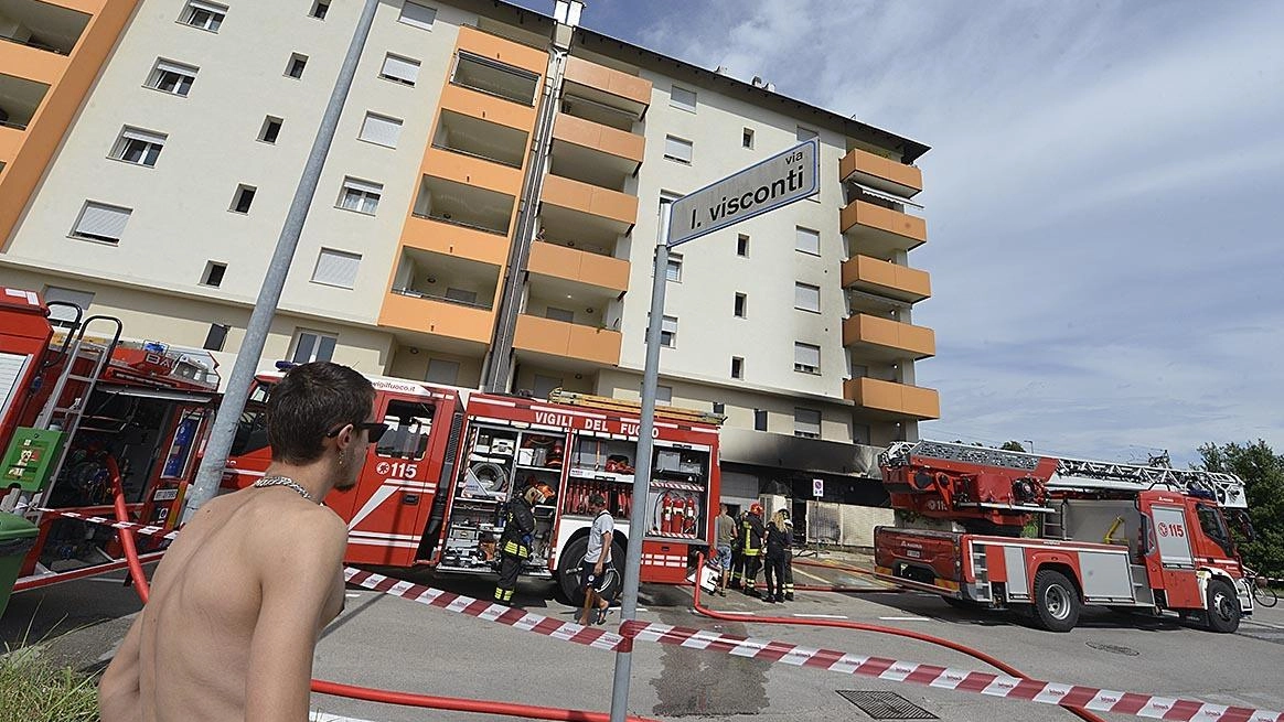 Brucia casa, paura alla Celletta. In salvo la proprietaria e i suoi gatti. Evacuata famiglia al piano sopra