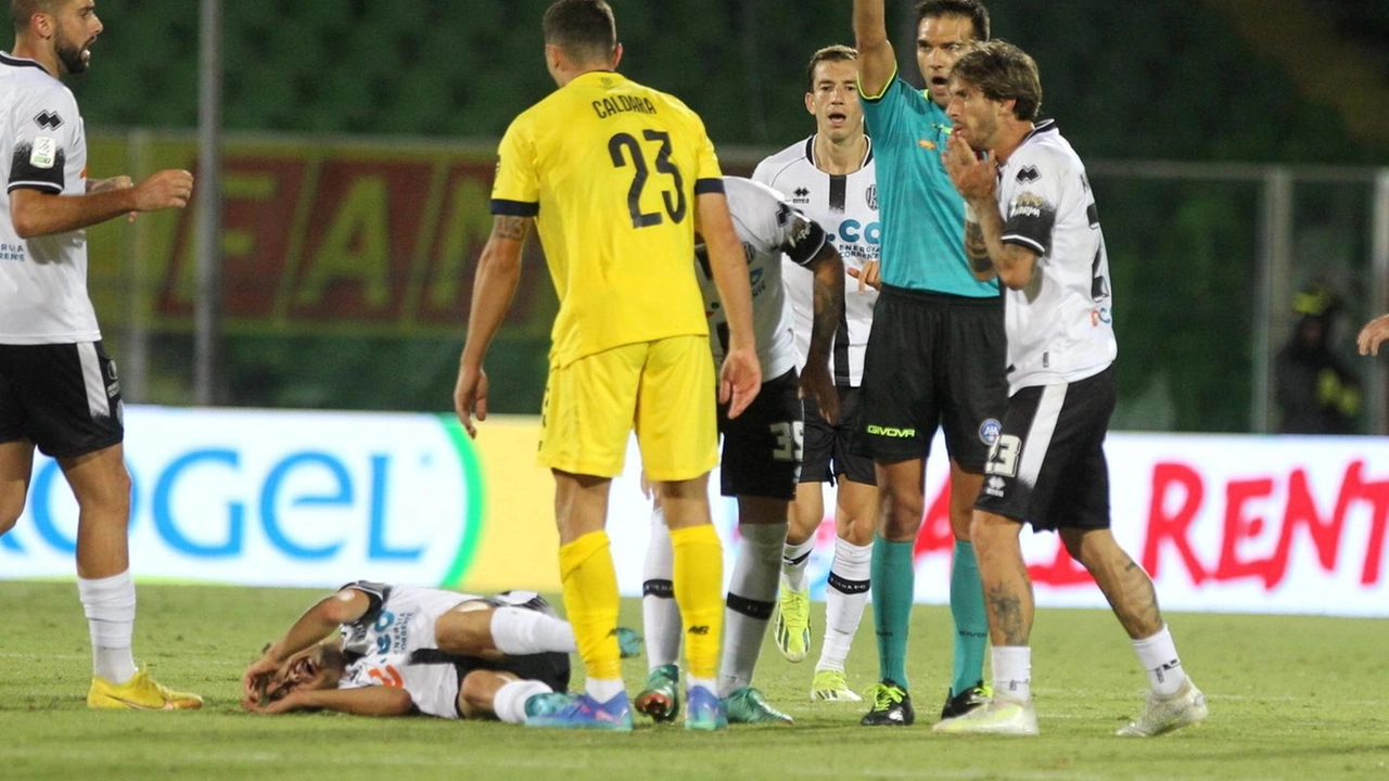 Berti a terra durante il derby, Caldara ammonito per il brutto fallo