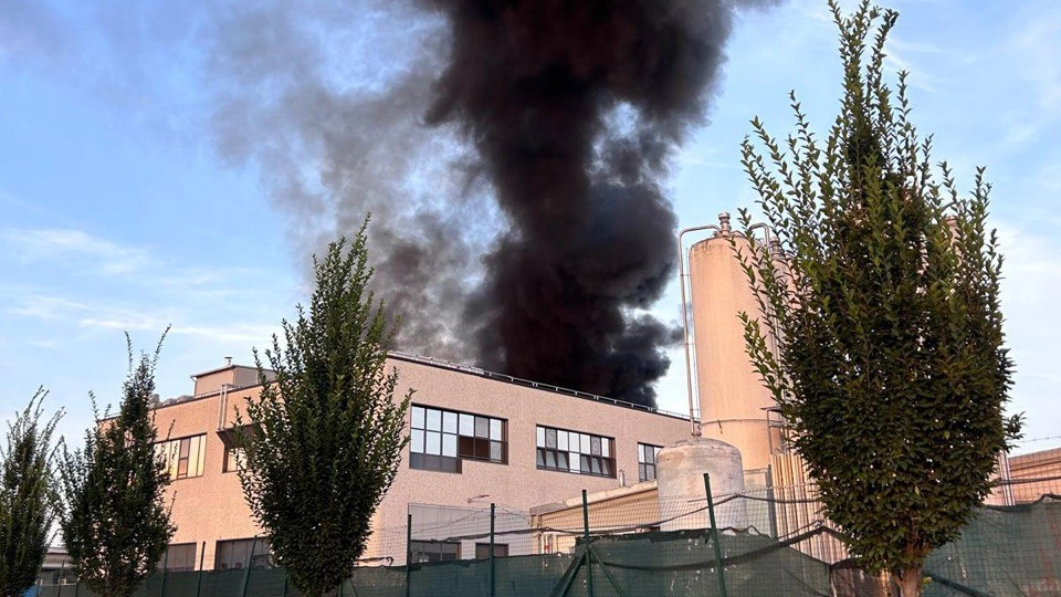 Modena, spaventoso incendio alla Crm Casa della Piada, una grossa azienda in via del Mercato 67