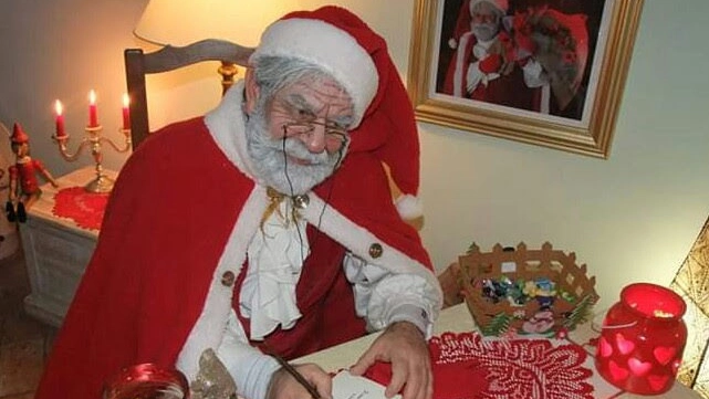 Babbo Natale al lavoro; in alto Antonio Raschia in “borghese”