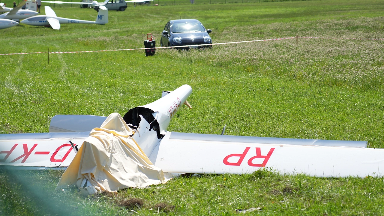 Incidente all'aeroclub di Pavullo: l'aliante monoposto precipitato subito dopo il decollo (Foto Fiocchi)