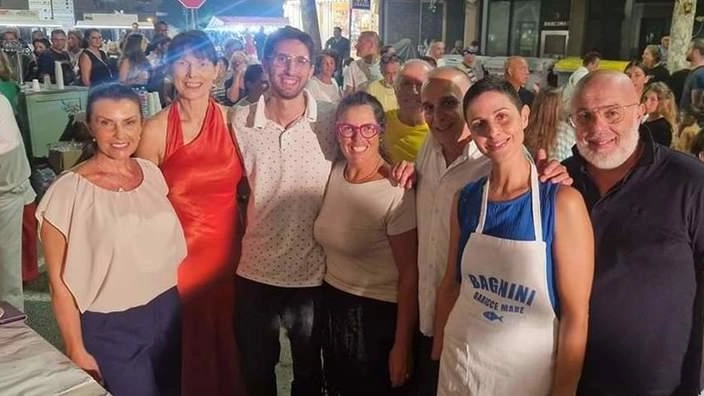 La 'rustida' dei bagnini di Gabicce Mare, organizzata con Confartigianato e il Comune, è un successo confermato della Festa dell'Ospitalità, valorizzando tradizioni locali e il pesce tipico. Confartigianato elogia l'impegno e la collaborazione per promuovere le eccellenze del territorio.