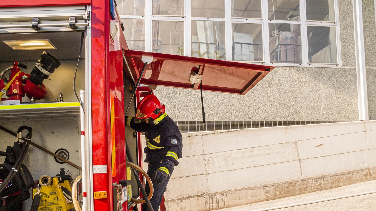 Rogo in garage, donna intossicata dal fumo