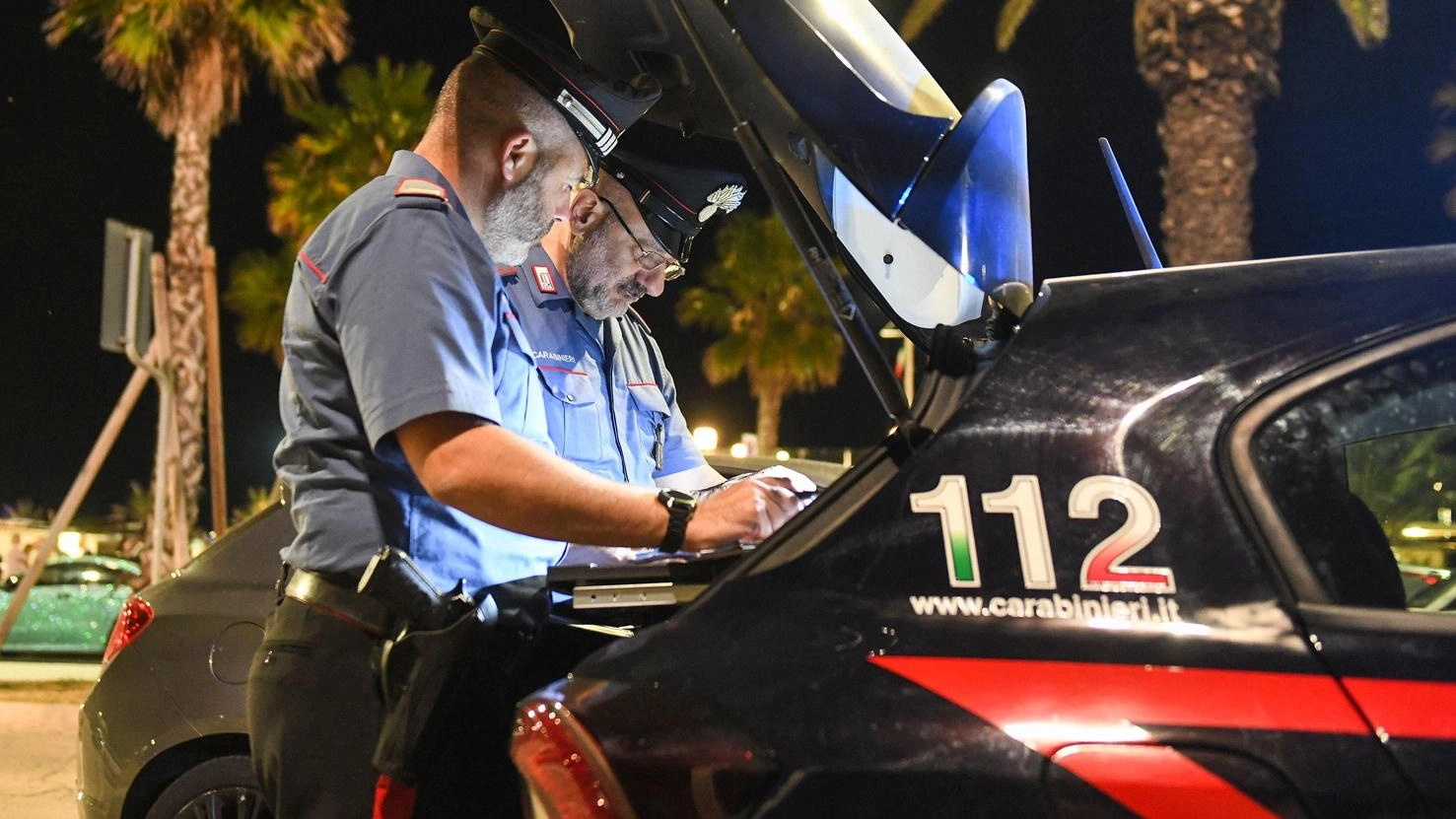 Una rissa tra bande. Accoltellato alla gamba per tentare di difendersi dalla rapina della collana