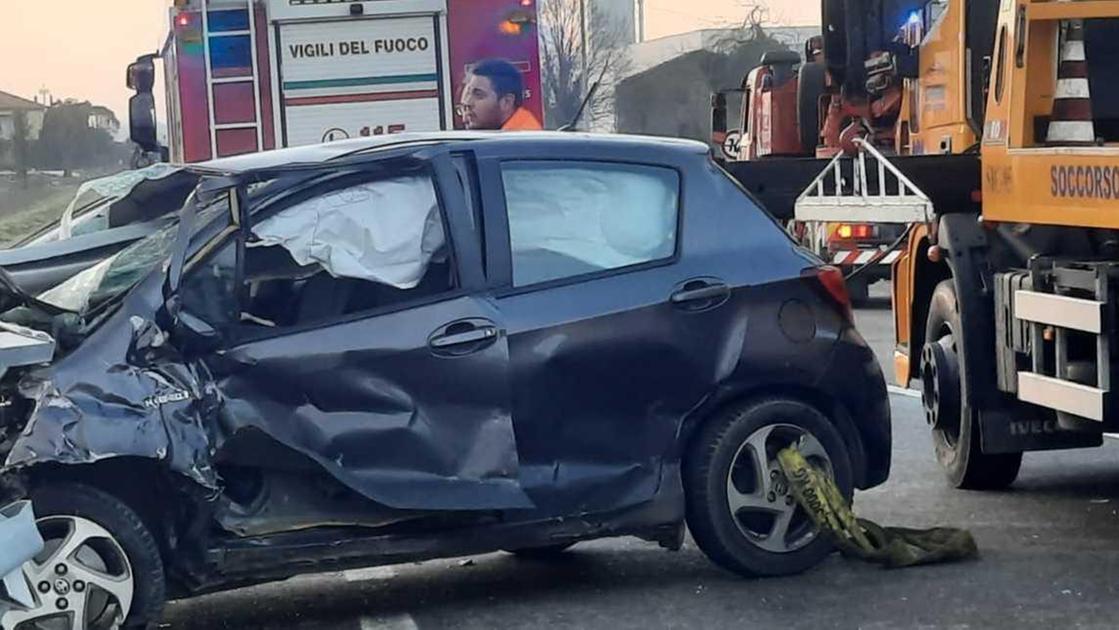 Schianto contro il guardrail, grave un 21enne