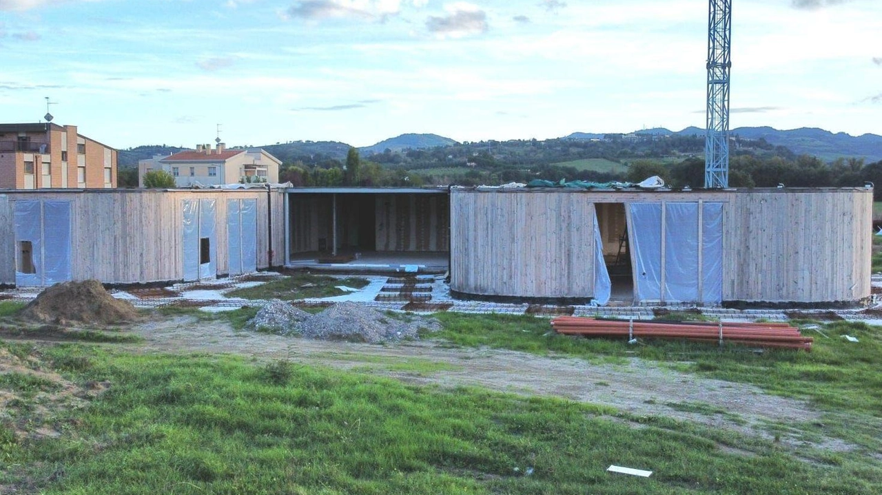 Il polo dell’infanzia a Osteria Grande abbandonato: il cantiere è fermo da mesi