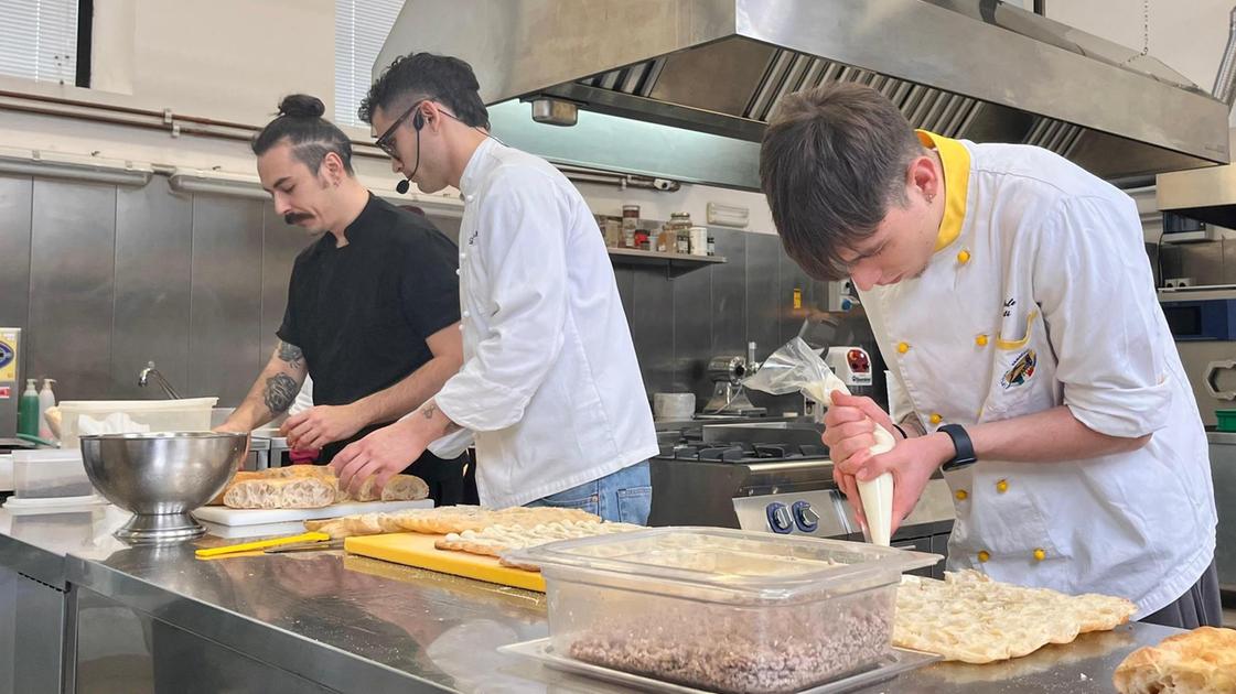 Studenti impegnati nello show cooking con una pizzeria