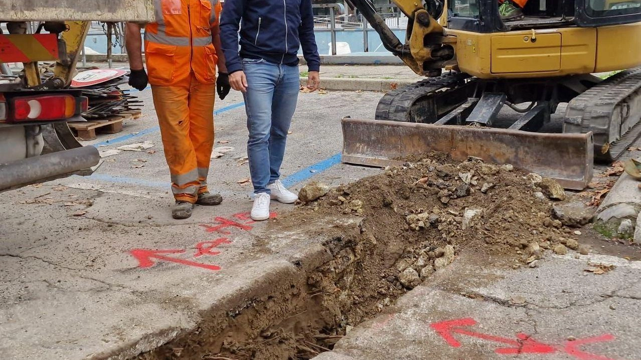 In corso lavori per nuova condotta idrica in zona porto lungo viale Bellini. Intervento funzionale a pista ciclo-pedonale e rinnovo banchine portuali.