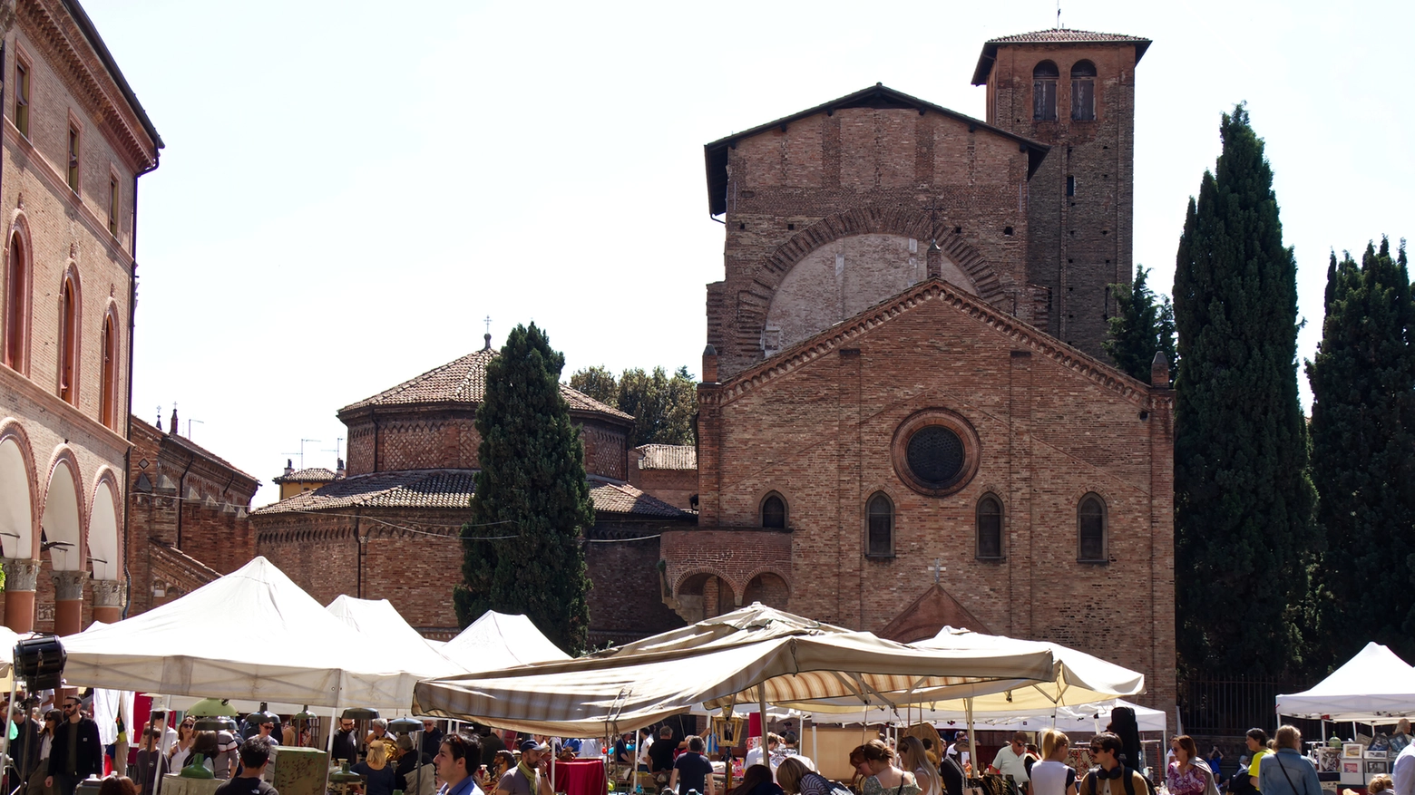 In Piazza santo Stefano, la seconda domenica del mese, si svolge il mercato dell' antiquariato