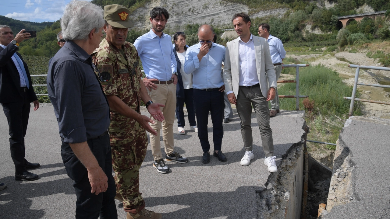 Il sindaco Jader Dardi, il generale Figliuolo e rappresentanti di altre istituzioni, durante un sopralluogo (Frasca)