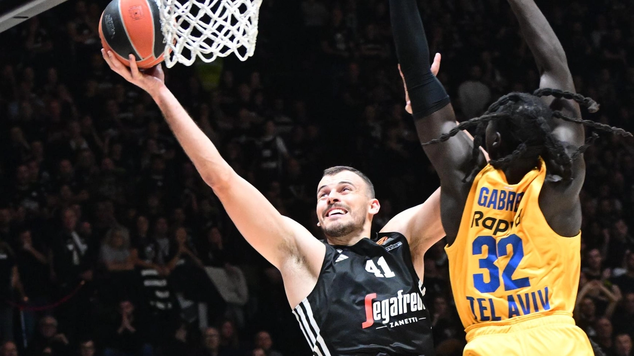 Ante Zizic fa valere i centimetri e i chili contro la difesa del Maccabi, sfruttando tra l’altro un’ottima intesa con il compagno Alessandro Pajola (Schicchi)