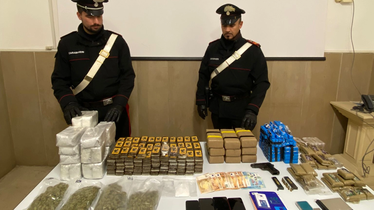 I carabinieri mostrano la droga sequestrata