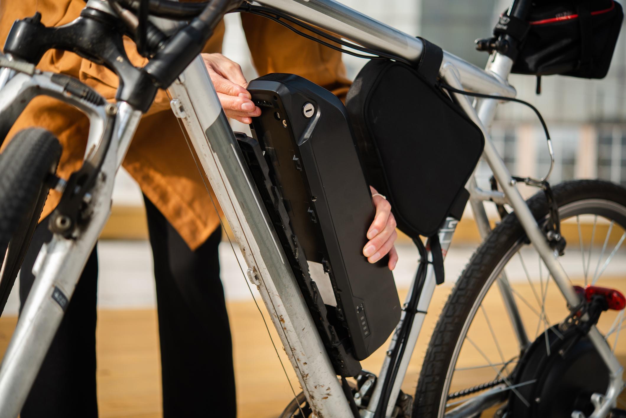 Bologna, truccava biciclette elettriche in un negozio abusivo del centro: maxi multa