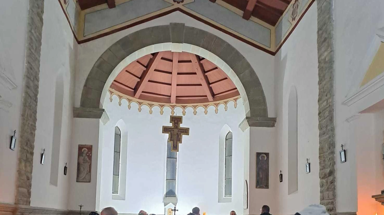 L’interno della chiesa di Sant’Eufemia, ristrutturata negli scorsi anni dai Fratelli di San Francesco, qui la sera di Natale