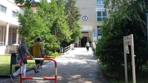 L’ingresso al Padiglione B dell’ospedale Santa Croce di Fano