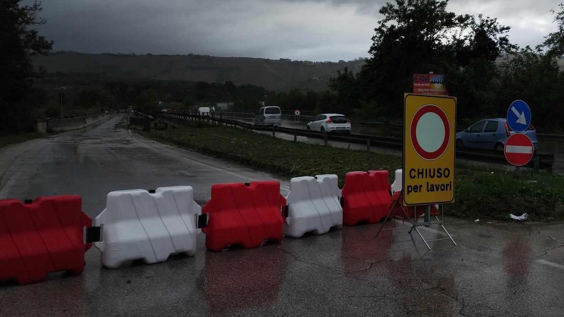 Ancaranese, tutto fermo. Il ponte resta chiuso. Domenica altra protesta