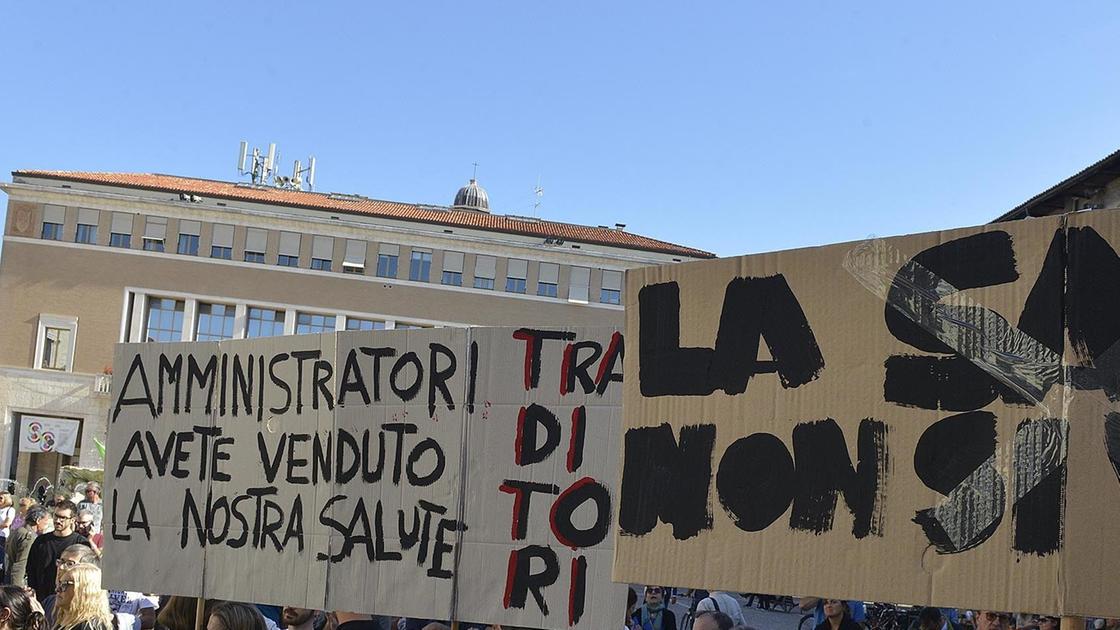 Protesta contro la discarica di Riceci: sit in in piazza del Popolo per difendere le distanze di sicurezza