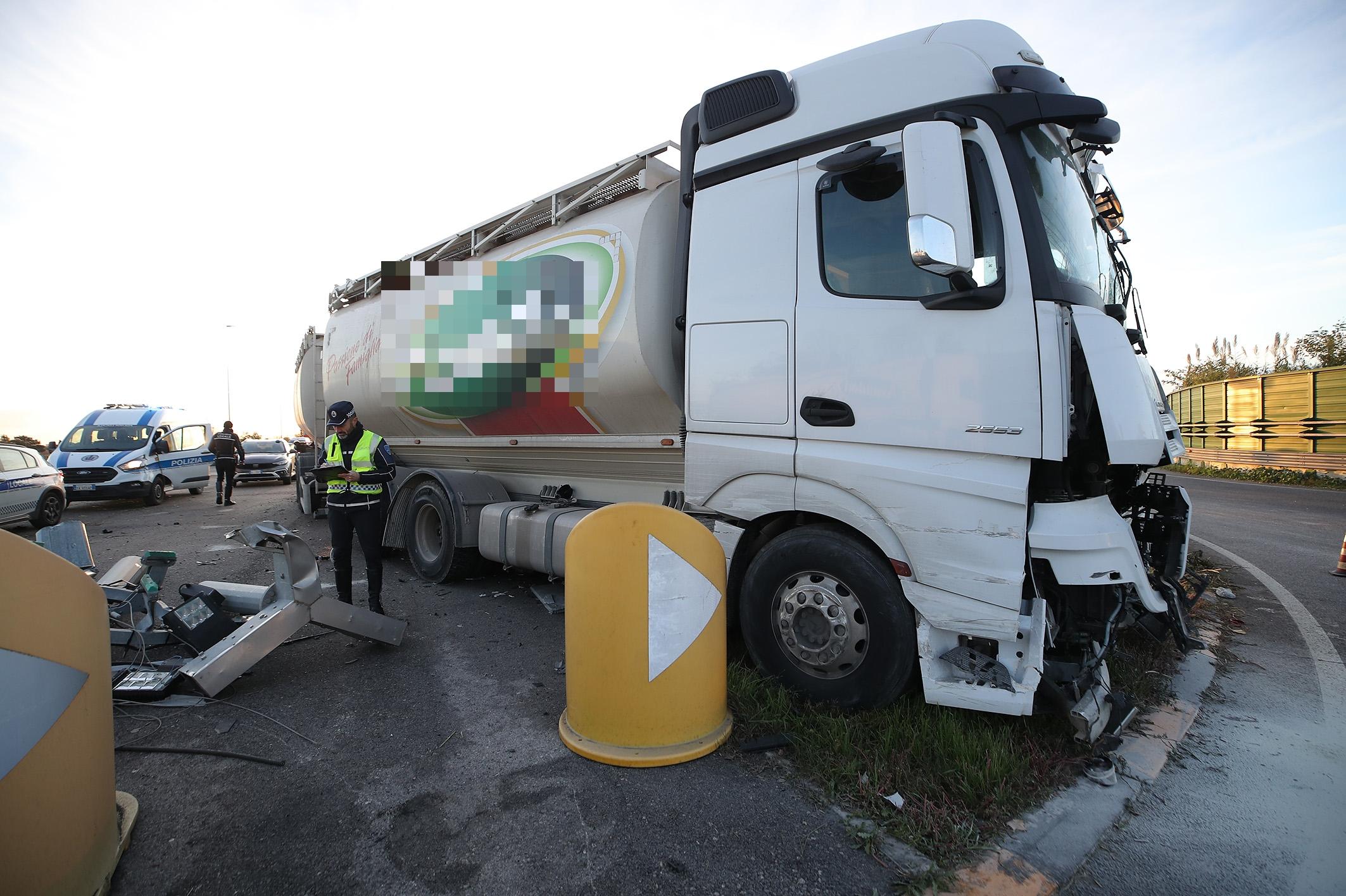 Camion abbatte palo della luce, paura sull’Adriatica a Ravenna