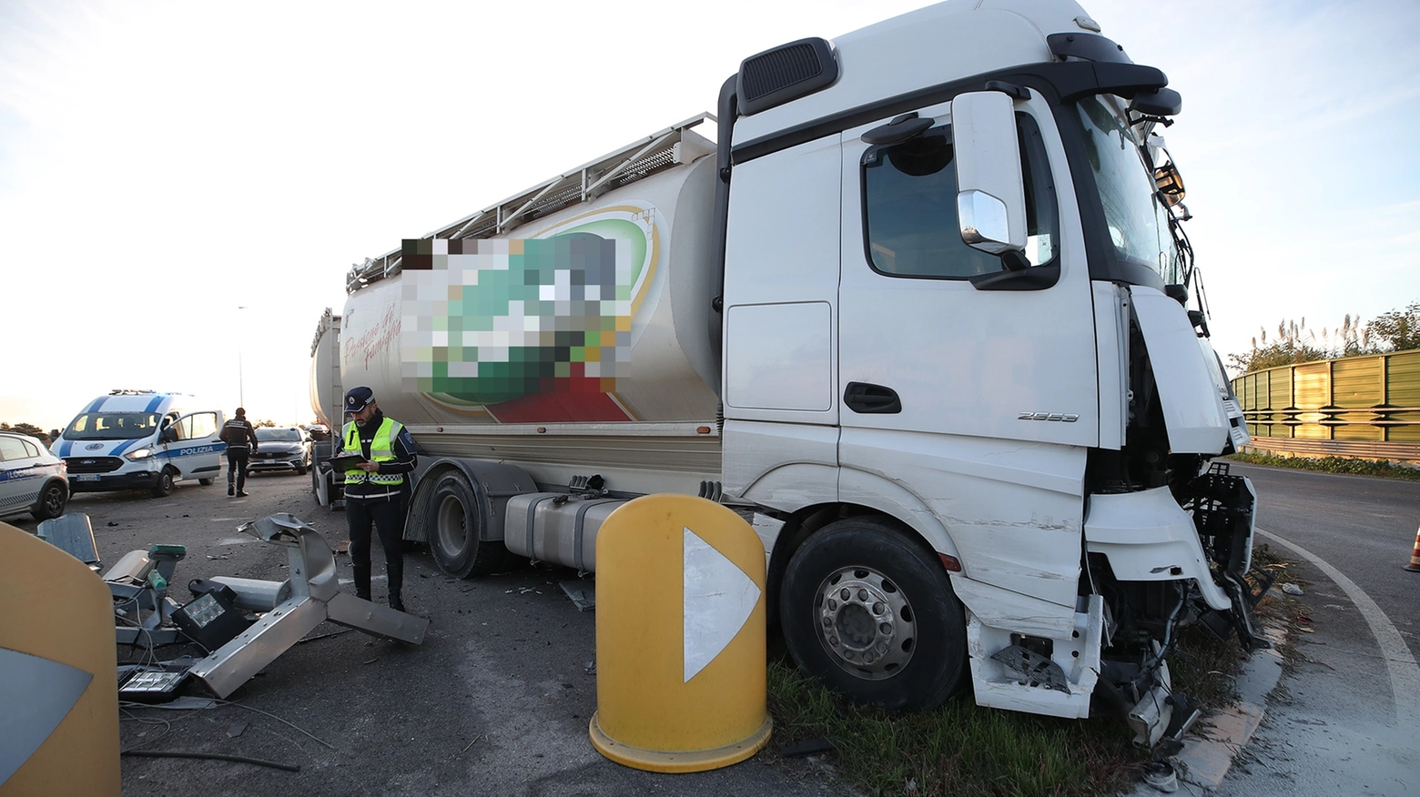 L'incidente alla rotonda all'incrocio dell'Adriatica con la via Ravegnana, a Ravenna (foto Zani)