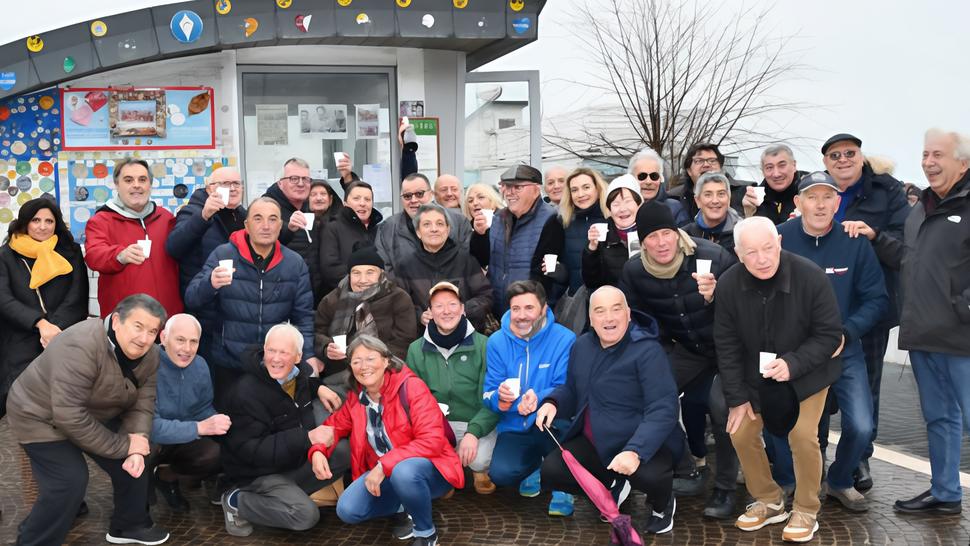 "Tanti auguri, mitico Pico". Grande festa per i 95 anni del fotografo della dolce vita