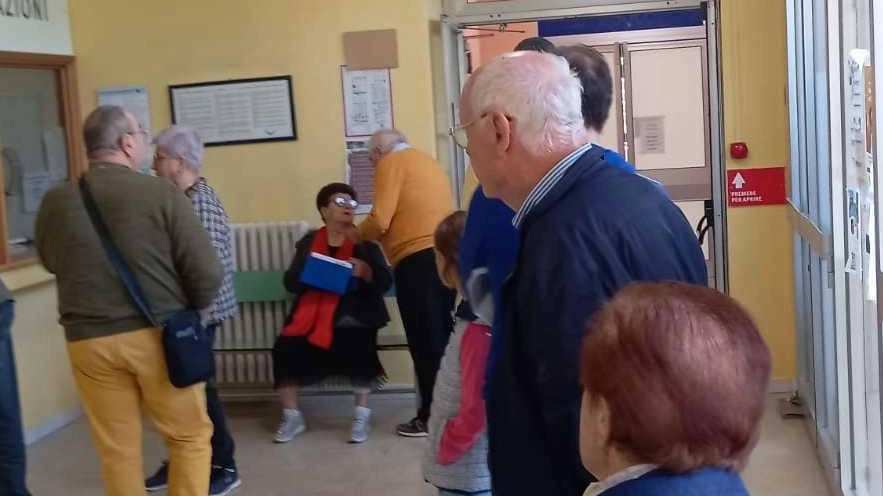 La lunga fila di ieri mattina: una sola impiegata per fare il lavoro di tre