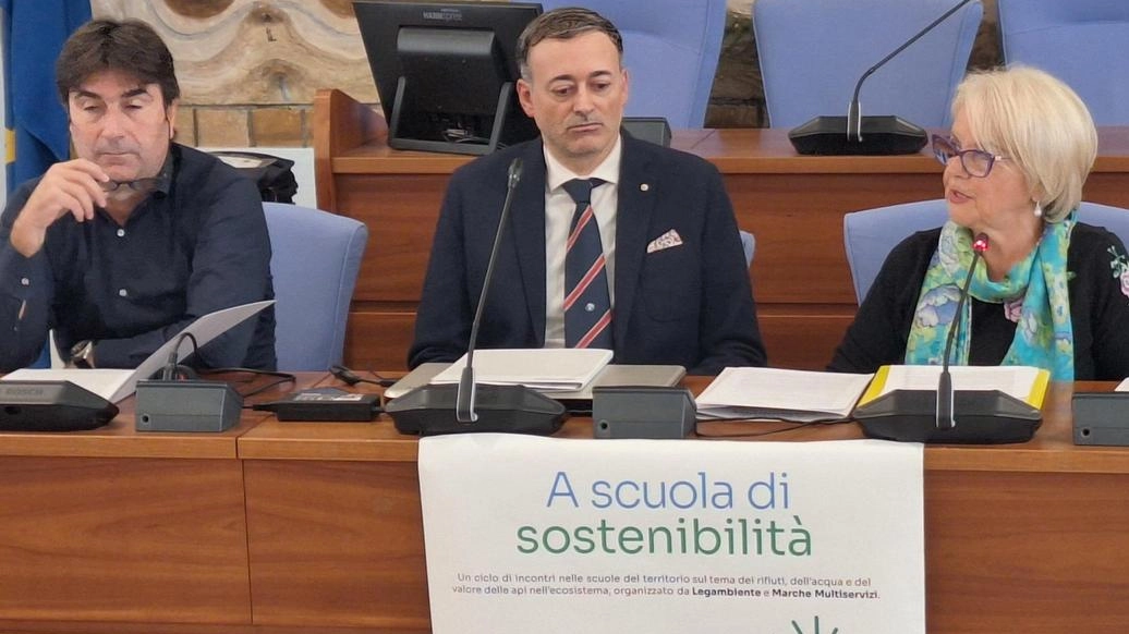 Da sinistra il sindaco Andrea Biancani, il presidente di Marche Multiservizi Andrea Pierotti e Rosalia Cipolletta di Legambiente