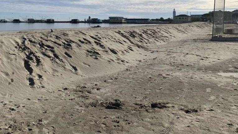 Comacchio, realizzata la grande duna che abbraccia la costa