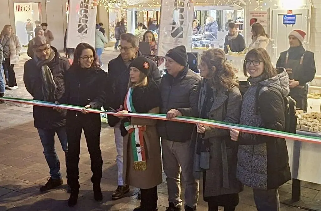 Taglio del nastro al mercatino. In piazza è già tempo di Natale