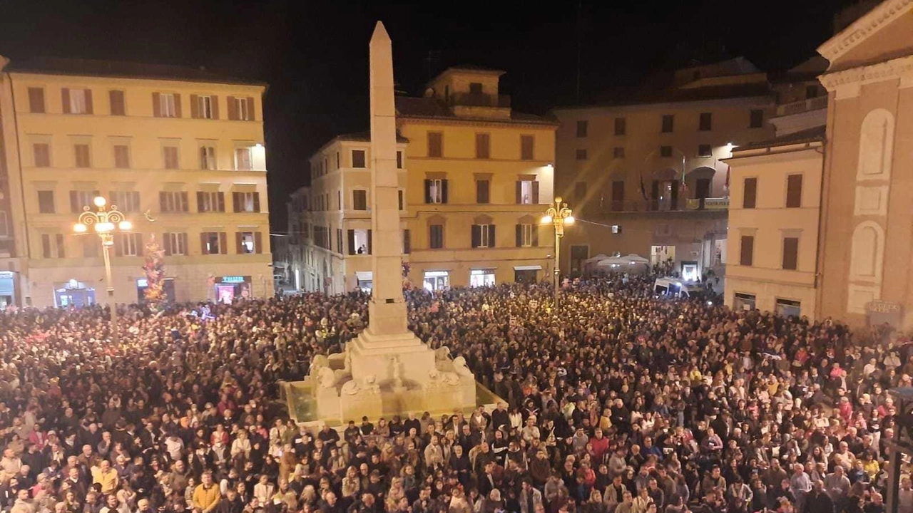 Il colpo d’occhio di piazza della Repubblica gremita per la storica tombola