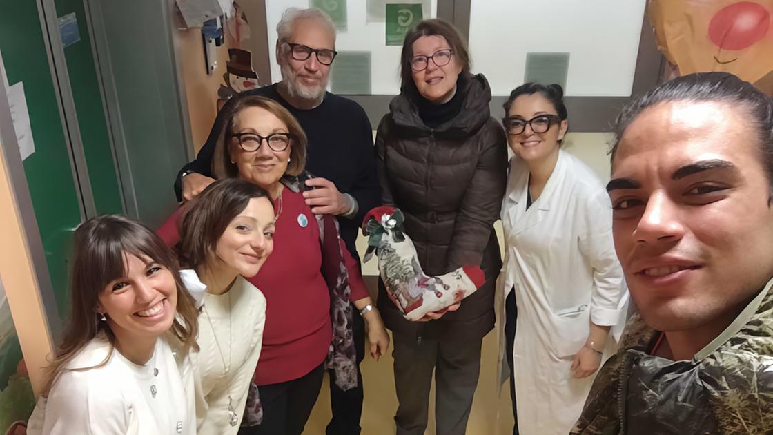 Tra solidarietà e doni. La Befana in moto al Salesi. Con la polizia locale arrivano i campioni Uncini e Marini