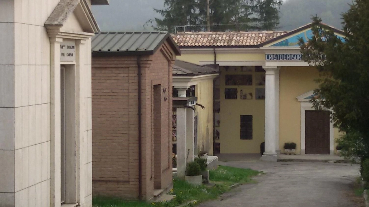 Uno scorcio del cimitero di Casina, dove sono spariti i pluviali in rame di alcune cappelle private