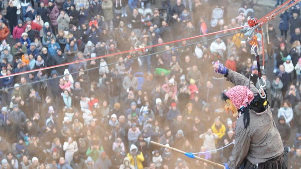 In piazza 2.500 per la Befana. Tripudio di caramelle dal cielo. E in Appennino va in scena la tradizione coi Pasqualotti