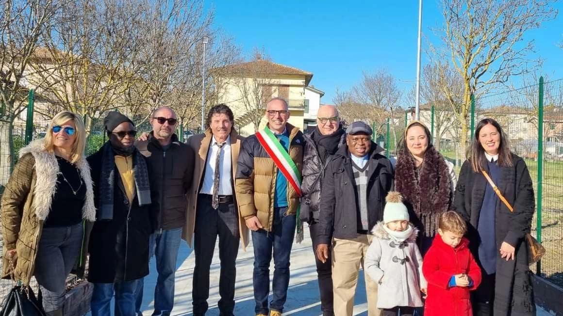 Foto ricordo con il sindaco Feduzi e il consigliere regionale Cancellieri dopo il taglio del nastro